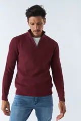 Sweater borgoña de punto acanalado, con cuello alto y medio cierre frontal.