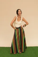 Pollera larga de algodón con rayas verticales en verde, amarillo y naranja.