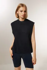 Musculosa azul noche de poliéster con cuello alto y corte ancho.