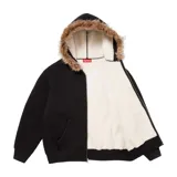 Campera negra con capucha forrada en piel sintética color marrón claro. Estampado en la espalda y mangas con letras góticas en color blanco. Bolsillo tipo canguro en la parte delantera.