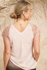 Blusa color verde agua satinada con escote en V y mangas cortas de encaje.