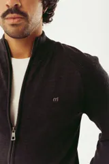 Campera de punto color ladrillo con cierre frontal y cuello alto.