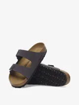 Sandalias Birkenstock Arizona de cuero sintético color gris oscuro, con dos correas ajustables con hebillas metálicas plateadas y plantilla anatómica de corcho y látex. Suela de goma EVA.