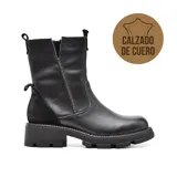 Bota corta de cuero color marrón, con caña media, cierre lateral y suela track.