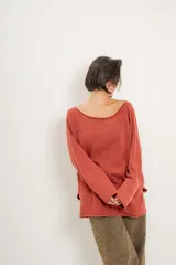 Buzo verde militar de tejido liviano con acabado gastado, corte oversize, cuello bote y mangas largas con hombro caído.