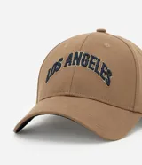 Gorra de sarga color marrón con bordado de la frase "Los Angeles" en azul marino.