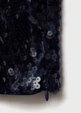Blusa corta de fiesta con lentejuelas azul marino, hombros descubiertos y mangas largas acampanadas.