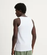 Musculosa de hombre color beige, de algodón acanalado, sin estampa y con cuello redondo.