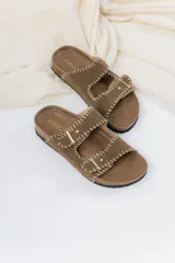 Sandalias de cuero color marrón con doble tira, base anatómica de corcho y suela de goma antideslizante.