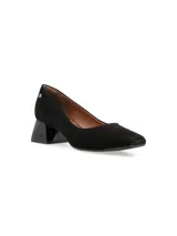 Zapato de cuero negro con estampado reptil, punta cuadrada y tacón intermedio forrado.