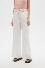 Pantalón de jean color beige, de tiro alto, corte palazzo y estilo paper bag.
