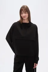 Buzo negro con capucha, cuello alto con broches, manga larga y bolsillo canguro frontal.