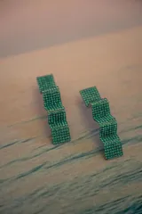 Aros colgantes con forma de cinta ondulada, color azul eléctrico, con apliques de strass.