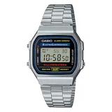 Reloj Casio plateado con pulsera de acero inoxidable, pantalla digital con luz y funciones de alarma y cronómetro.