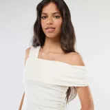 Camiseta blanca de tirantes con drapeado asimétrico en el escote.