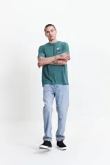 Jean celeste de corte slim, tiro medio y con presillas para cinturón.