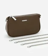 Bolso baguette marrón de cuero sintético con correa de cadena plateada desmontable y cierre de cremallera.