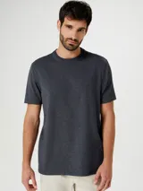 Camiseta marrón de corte recto y mangas cortas.