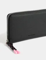 Billetera negra de cuerina con cierre y puller del mismo material. Tiene tag en relieve y monedero interno con cierre.