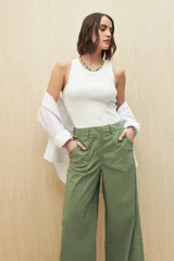 Pantalón color beige de corte ancho y tiro alto, con bolsillos delanteros amplios.