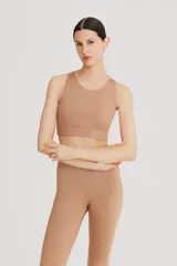 Calza larga color verde militar, de tiro alto y corte ajustado.