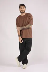 Remera blanca de algodón con estampado pequeño en el frente.