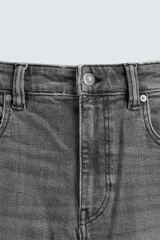 Pantalón de jean color beige, corte skinny, tiro medio, largo cropped y cinco bolsillos.