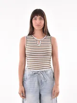 Musculosa ajustada al cuerpo, con cuello redondo y estampado de rayas horizontales color marrón y blanco.