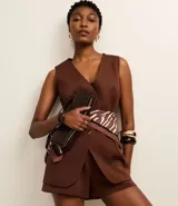 Short de vestir color marrón con cintura alta, trabillas, pliegues delanteros y bolsillos laterales.