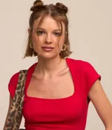 Blusa roja de ribana con escote cuadrado y mangas cortas.