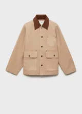 Chaqueta color beige de algodón con cuello marrón de pana, cierre frontal con botones, corte recto, manga larga y cuatro bolsillos frontales.