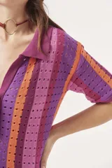 Sweater de tejido crochet a rayas verticales en tonos azul, verde, marrón y blanco, con cuello polo y cierre de botones.