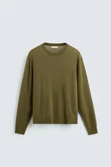 Jersey color verde militar de lana con acabado mercerizado, corte relaxed fit, cuello redondo y mangas largas con terminaciones en rib.