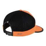 Gorro deportivo New Balance color naranja con paneles laterales de malla negra y logo reflectivo.
