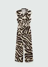 Mono largo de viscosa con estampado animal print en tonos marrones y beige. Tiene cuello camisero, cierre frontal con botones ocultos, cintura elastizada, bolsillos delanteros y diseño sin mangas.
