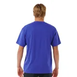 Remera de manga corta color violeta, con logo impreso en el pecho, diseñada para ofrecer frescura y comodidad.