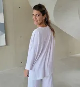 Remerón beige de corte amplio, con escote redondo y mangas largas.