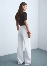 Pantalón jeans blanco de tiro alto, corte culotte con pierna ancha y bajo deshilachado. Presenta bolsillos de parche en la parte trasera.
