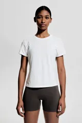 Remera deportiva blanca de corte holgado, cuello redondo y mangas cortas. Confeccionada en tejido funcional DryMove™ que ayuda a absorber el sudor.