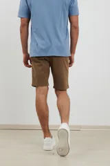 Bermuda de gabardina color marrón con bolsillos laterales y traseros.