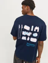 Camiseta azul marino de manga corta y cuello redondo con estampado en la espalda de elementos de camping y la frase "HIKE ESSENTIALS ESCAPE INTO NATURE AND EXPLORE THE UNKNOWN".