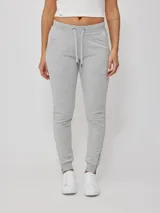 Pantalón deportivo tipo jogging color negro, confeccionado en 60% algodón y 40% poliéster, con cintura elástica ajustable con cordón, bolsillos laterales y puños ajustados con cierre en los tobillos.