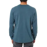 Remera celeste de manga larga con bolsillo en el pecho.