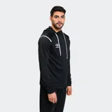 Campera deportiva negra con capucha, cierre frontal completo, bolsillos laterales y logo de Umbro en el pecho. Presenta detalles en blanco en hombros y mangas.