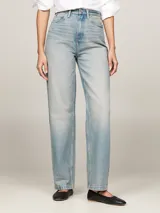 Jean celeste de denim rígido, corte amplio, pierna recta y talle alto.