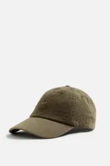 Gorra verde militar de algodón con visera y ajuste trasero.