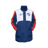 Campera parka impermeable azul marino con detalles en blanco y rojo. Presenta cierre frontal, capucha ajustable, bolsillos laterales y escudo del Club Nacional de Football en el pecho.