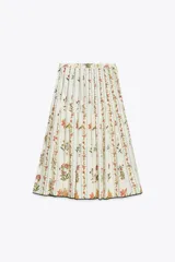 Falda midi de tiro medio confeccionada en hilatura de algodón. Tejido con tablas y estampado floral. Bajo acabado en vivo a contraste. Cierre lateral con cremallera oculta en costura.