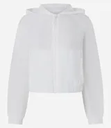 Campera deportiva estilo rompevientos cropped, color blanco, con capucha y cierre frontal.