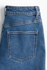 Pantalón de jean azul de tiro alto, corte recto y cinco bolsillos.